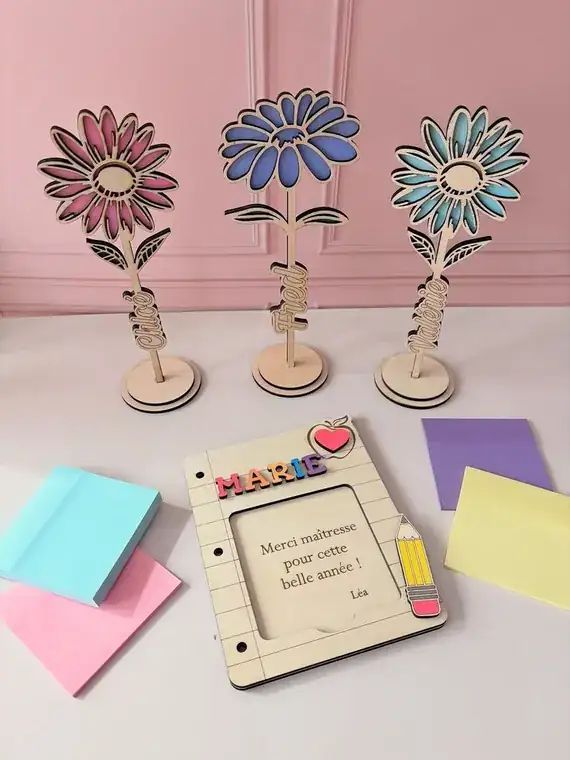 Fleurs Maitresse Socle Cahier Bois - création artisanale CREAFAMAX