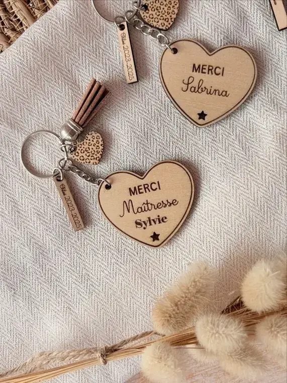 Porte Clé Cœur Maitresse Bois - création artisanale CREAFAMAX