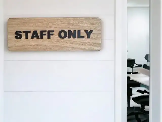 Panneau Staff Only Bois - création artisanale CREAFAMAX