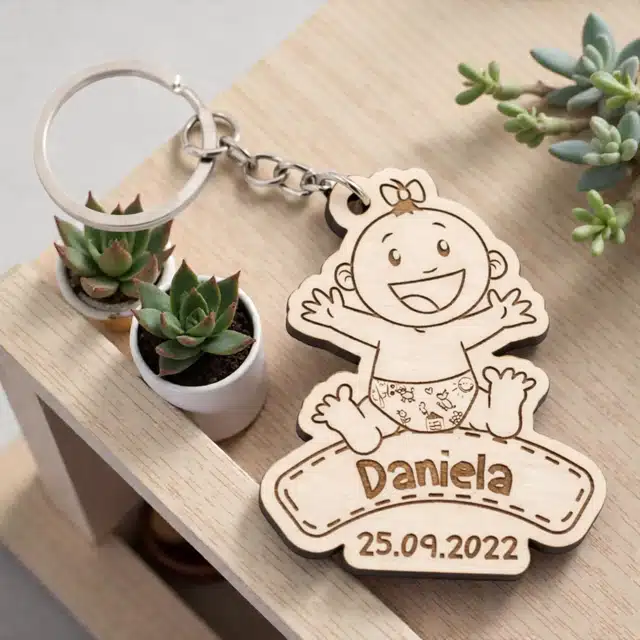 Porte Cle Bebe Prenom Bois — création artisanale CREAFAMAX